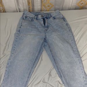Light wash American Eagle mom jeans